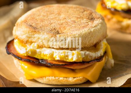 Sandwich aux muffins anglais aux œufs maison avec bacon et fromage Banque D'Images