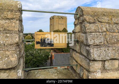 Vue sur la tour d'eau Westgate depuis les murs du château de Lincoln, ville de Lincoln, Lincolnshire, Angleterre, Royaume-Uni Banque D'Images