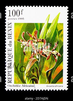 MOSCOU, RUSSIE - 26 NOVEMBRE 2017 : un timbre imprimé au Bénin montre Ansellia africana, série d'orchidées africaines, vers 1995 Banque D'Images