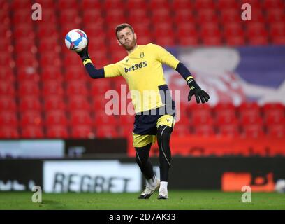 Angus Gunn, gardien de but de la ville de Stoke, s'échauffe avant le match du championnat Sky Bet au stade bet365, Stoke. Banque D'Images