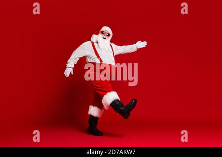 Vue sur toute la longueur du corps de son beau gai Tricherie drôle de graisse blanc-cheveux Santa aller port festal look isolé brillance éclatante Banque D'Images