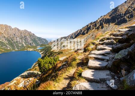 Sentier de montagne de Stony menant au mont Szpiglasowy Wierch dans les montagnes de Tatra, avec lac de montagne bleu cristal Wielki Staw Polski, Pologne. Banque D'Images