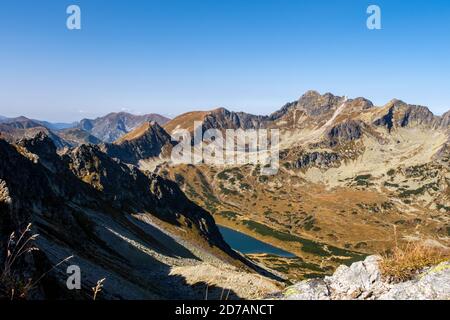 Cinq Ponds Valley polonais (Dolina Pieciu Stawow) dans les montagnes Tatra avec les lacs Czarny Staw Polski et Zadni Staw Polski, Swinica et Kozi Wierch Banque D'Images