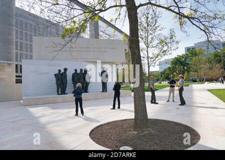 Mémorial TWH Dwight D. Eisenhower à Washington, DC. Le général Esienhower visite les parachutistes du 101e Airborne le soir précédant le jour J. PH Banque D'Images