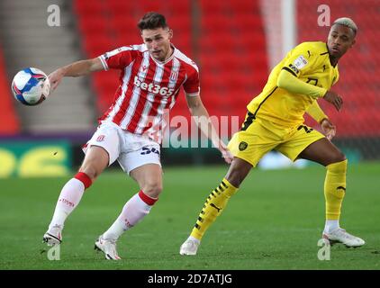 Jordan Thompson (à gauche) de Stoke City et Elliot Simoes de Barnsley lors du match du championnat Sky Bet au stade bet365, Stoke. Banque D'Images