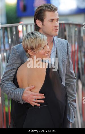 Elsa Pataky et Chris Hemsworth assistent à la première mondiale de Rush, Odeon Leicester Square, Londres. 2 septembre 2013 © Paul Treadway Banque D'Images