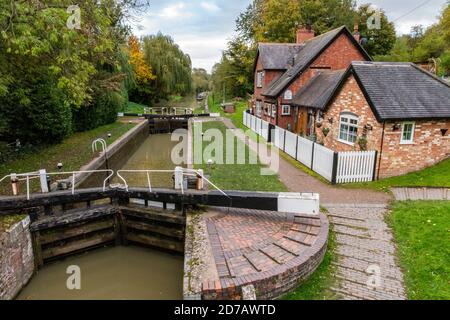 les bâtiments et maisons côté canal se trouvent sur le chemin de halage du canal de la grande union à braunston dans le northamptonshire, à côté de quelques écluses de canal Banque D'Images