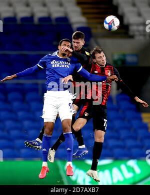 Robert Glatzel de Cardiff City (à gauche) lutte pour le ballon avec Chris Mepham (au centre) de l'AFC Bournemouth et Jack Stacey lors du match de championnat Sky Bet au stade de Cardiff City. Banque D'Images