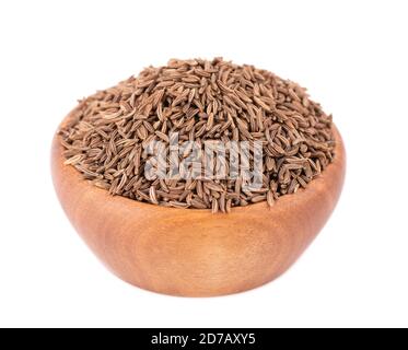 Graines de cumin dans un bol en bois, isolées sur fond blanc. Graines de cumin ou carvi. Banque D'Images