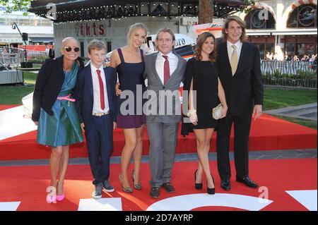 Tom Hunt et Freddie Hunt, fils de James Hunt, et son ex-épouse Suzy Miller assistent à la première mondiale de Rush, Odeon Leicester Square, Londres. © Paul Treadway Banque D'Images