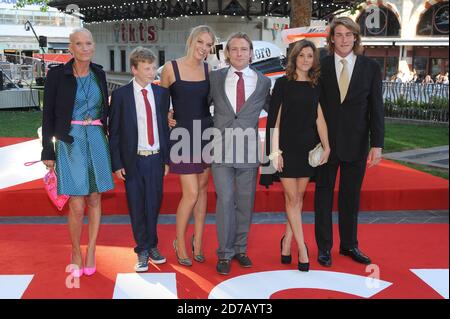 Tom Hunt et Freddie Hunt, fils de James Hunt, et son ex-épouse Suzy Miller assistent à la première mondiale de Rush, Odeon Leicester Square, Londres. © Paul Treadway Banque D'Images