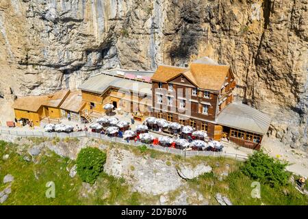 Vue aérienne incroyable d'Ebenalp, Guest House aescher - Wildkirchli sous la falaise d'Ascher, Ebenalp, Appenzell, Suisse Banque D'Images