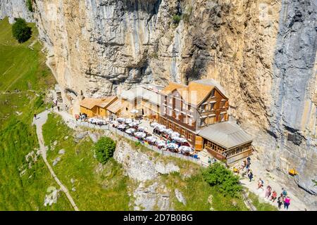 Vue aérienne incroyable d'Ebenalp, Guest House aescher - Wildkirchli sous la falaise d'Ascher, Ebenalp, Appenzell, Suisse Banque D'Images