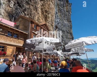 Ebenalp, Guest House aescher - Wildkirchli sous la falaise d'Ascher, Ebenalp, Appenzell, Suisse Banque D'Images