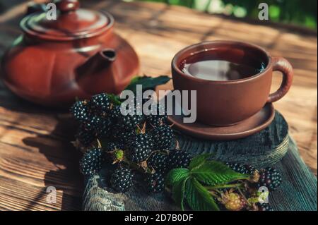 Thé aux fruits dans une tasse de mûres. Le thé est fait à partir de baies et de feuilles de framboises noires Banque D'Images
