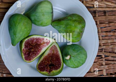 Plusieurs parties et deux moitiés de figues dans une assiette blanche de près, Sofia, Bulgarie Banque D'Images