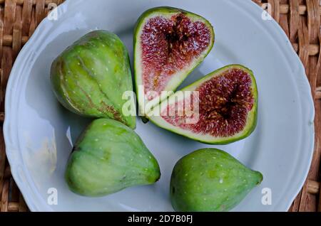 Plusieurs parties et deux moitiés de figues dans une assiette blanche de près, Sofia, Bulgarie Banque D'Images