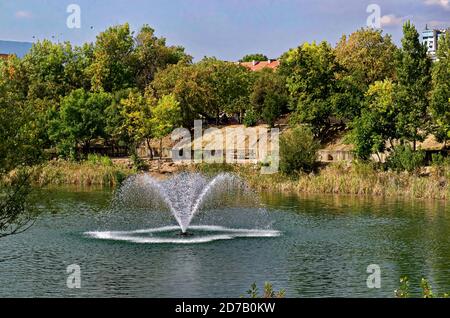 Fragment d'étang artificiel et fontaine avec des gouttes de beauté dans le quartier résidentiel de Drujba, Sofia, Bulgarie Banque D'Images