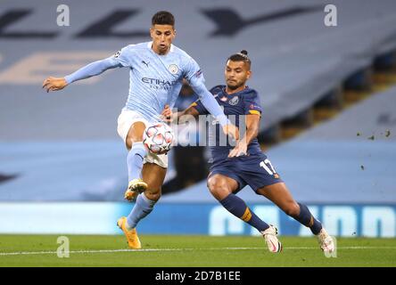 Joao Cancelo de Manchester City (à gauche) et Jesus Corona du FC Porto se battent pour le ballon lors du match C de l'UEFA Champions League au Etihad Stadium de Manchester. Banque D'Images