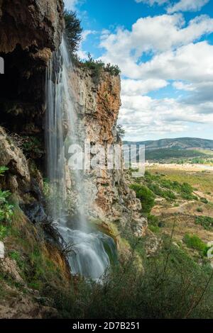 Une petite belle cascade avec vue. Banque D'Images