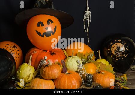 Composition d'Halloween, citrouilles et ballons sur fond noir. Décoration de la maison d'Halloween Banque D'Images