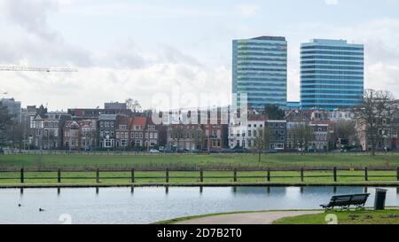 ARNHEM, PAYS-BAS, MARS 4 2020 : deux scyscrapers à Arnhem du parc Sonsbeek à Arnhem Banque D'Images