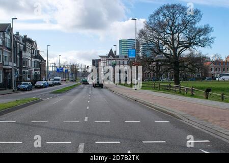 ARNHEM, PAYS-BAS, MARS 4 2020 : deux scyscrapers à Arnhem du parc Sonsbeek à Arnhem Banque D'Images
