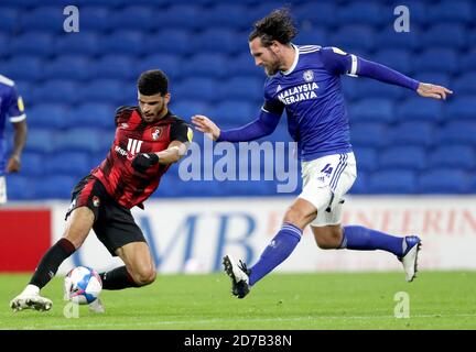 Dominic Solanke (à gauche) de l'AFC Bournemouth et Sean Morrison, de Cardiff City, se battent pour le ballon lors du match du championnat Sky Bet au stade de Cardiff City. Banque D'Images