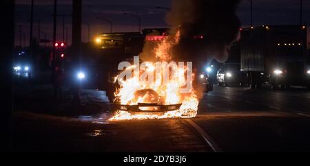 Voiture prise au feu. Banque D'Images