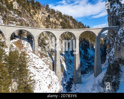 Image aérienne du Landwasser Viaduct, qui est une merveille de l'ingénierie suisse des chemins de fer de montagne en 1901 et un patrimoine de l'unesco depuis 2008. Banque D'Images