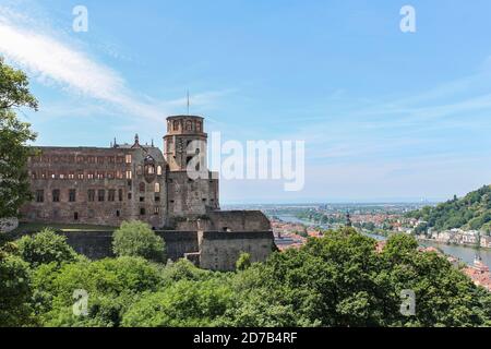 Vue aérienne du célèbre château et de la belle ville médiévale de Heidelberg, en Allemagne. Banque D'Images