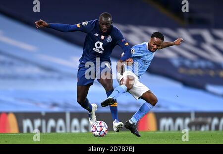 Moussa Marega (à gauche) du FC Porto et Raheem Sterling de Manchester City se battent pour le ballon lors du match C de l'UEFA Champions League au Etihad Stadium de Manchester. Banque D'Images