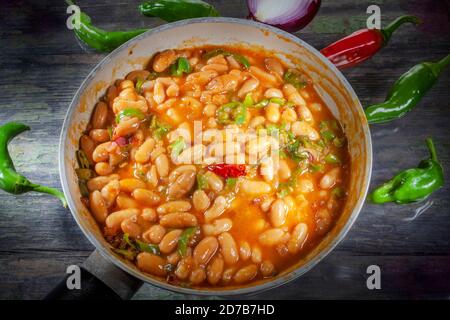 Haricots délicieux, chauds et cuits au chilly, avec un poivron rouge Et Peppers sur le fond Banque D'Images