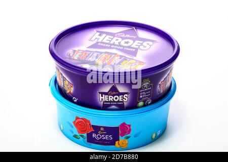 Baignoire de Cadbury Heroes et Roses contenant des barres miniatures de chocolat Banque D'Images