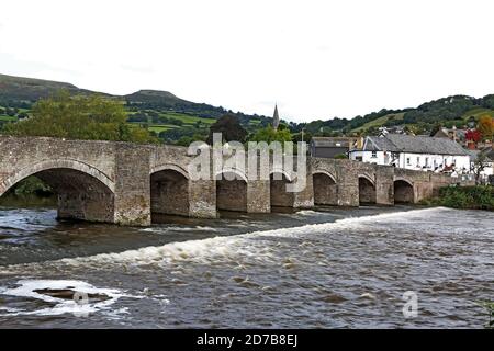 Pont Crickhowell à Powys, pays de Galles. Ville pittoresque de Crickhowell Bridge au-dessus de la rivière Usk niché dans la vallée d'Usk dans les Brecon Beacons. ©PRWph Banque D'Images