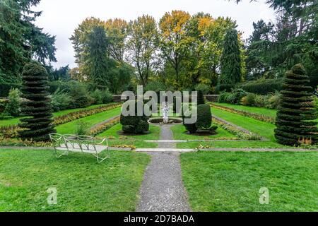 Les jardins en contrebas de style hollandais dans le domaine de Farmleigh à l'ouest de Dublin. Créé en 1907 pour Edward Guinness, il a de nombreux exemples de topiaire. Banque D'Images