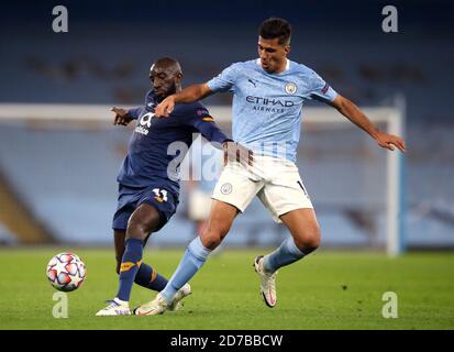 Moussa Marega (à gauche) du FC Porto et RodBattle de Manchester City pour le ballon lors du match C de l'UEFA Champions League au Etihad Stadium de Manchester. Banque D'Images