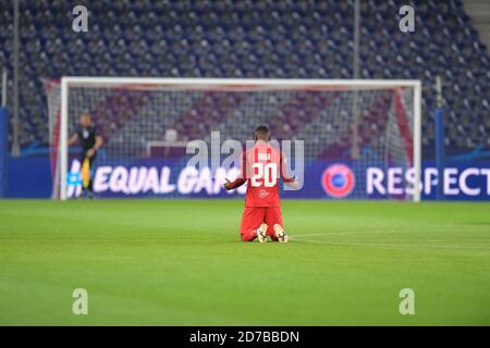 Salzburg, Autriche 21 octobre 2020: CL - 20/21 - RB Salzburg vs. Lokomotiv Moscow Patson Daka (FC Salzburg), avant le match pendant la prière, | usage dans le monde crédit: dpa Picture Alliance/Alay Live News Banque D'Images