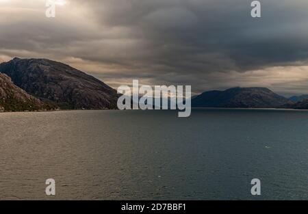 Canal de Sarmiento, Chili - 11 décembre 2008 : glacier et fjord Amalia. Rétrécissement du chenal entre les immenses rives rocheuses et les montagnes plus hautes plus loin un Banque D'Images