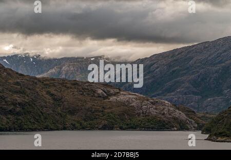 Canal de Sarmiento, Chili - 11 décembre 2008 : glacier et fjord Amalia. Cloudscape au-dessus du bras latéral entre dans le canal plus large où les nuages clairs et sombres Banque D'Images