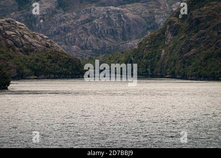 Canal de Sarmiento, Chili - 11 décembre 2008 : glacier et fjord Amalia. Le bras latéral entre dans le canal plus large où la lumière se fait entendre sur l'eau. Toile de fond de roug Banque D'Images