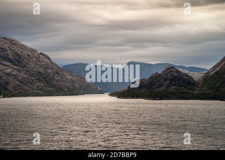Canal de Sarmiento, Chili - 11 décembre 2008 : glacier et fjord Amalia. Cloudscape sur le bras latéral entrant dans un canal plus large où les nuages clairs et sombres cr Banque D'Images