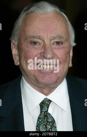 Le 5 mai 2003, Gore Vidal assiste au gala de la Société du film de Lincoln Center hommage à Susan Sarandon au Avery Fisher Hall du Lincoln Center à New York. Crédit photo : Henry McGee/MediaPunch Banque D'Images