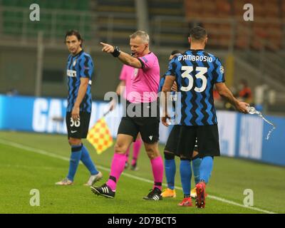 Mailand, Italie. 21 octobre 2020. Football: Ligue des Champions, Inter Milan - Borussia Moenchengladbach, Groupe de stade, Groupe B, Journée 1 au stade Giuseppe Meazza. L'arbitre Björn Kuipers attribue la peine à Mönchengladbach. Credit: Cezaro de Luca/dpa/Alay Live News Banque D'Images