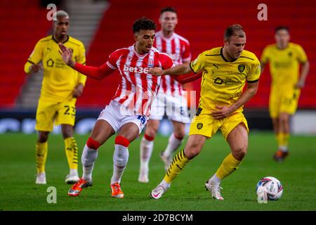 Staffordshire, Royaume-Uni. 21 octobre 2020. Championnat de football de la Ligue anglaise de football, Stoke City versus Barnsley; Jacob Brown de Stoke City est attaqué crédit: Action plus Sports Images/Alamy Live News Banque D'Images