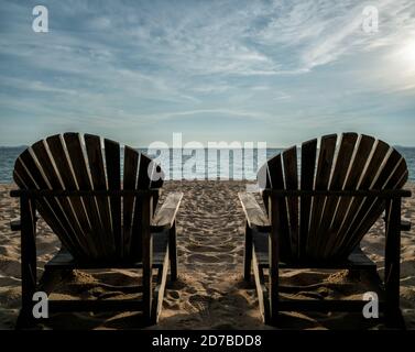 Chaise de couple sur la plage ensoleillée. Ton d'été à contraste élevé. Banque D'Images
