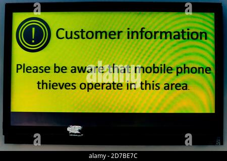 Londres, Royaume-Uni. 19 octobre 2020. Un écran d'informations client de la station London Bridge affiche un message indiquant ''˜Veuillez noter que les voleurs de téléphones mobiles opèrent dans cette areâ crédit: Dave Rushen/SOPA Images/ZUMA Wire/Alay Live News Banque D'Images