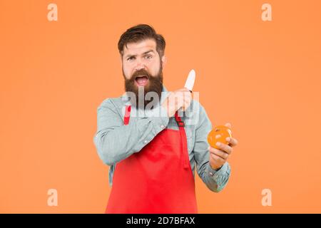 Homme mûr tenir couteau et légumes. Le chef prépare le repas. Coupe sûre. Couper des légumes. Liste ultime des techniques de coupe que chaque chef devrait savoir. Homme barbu préparer la tomate. Recette de salade fraîche. Banque D'Images