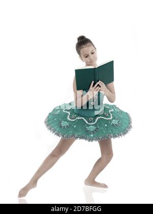 Priver les enfants ballerine. La plupart du temps passé dans la salle de sport de l'enfant danseur et de formation pratique de la performance. Pas de temps pour l'étude de l'école. Ballerine fille danser tandis que lire livre. Questions relatives à la carrière de ballet. Banque D'Images