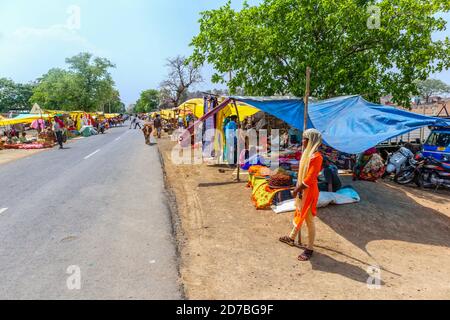 Scène typique de rue: Stands vendant des produits locaux dans un marché de bord de route très occupé dans un village de Madhya Pradesh, Inde Banque D'Images